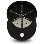Sort New Era 59Fifty fitted cap med Los Angeles Dodgers-logo, klædt i sort, vises fra front- og sidesyn.