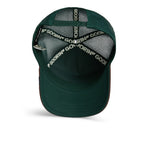 Goorin Bros tricolor giraf trucker cap med multicolor design, åben mesh baglygte og justerbar rem.