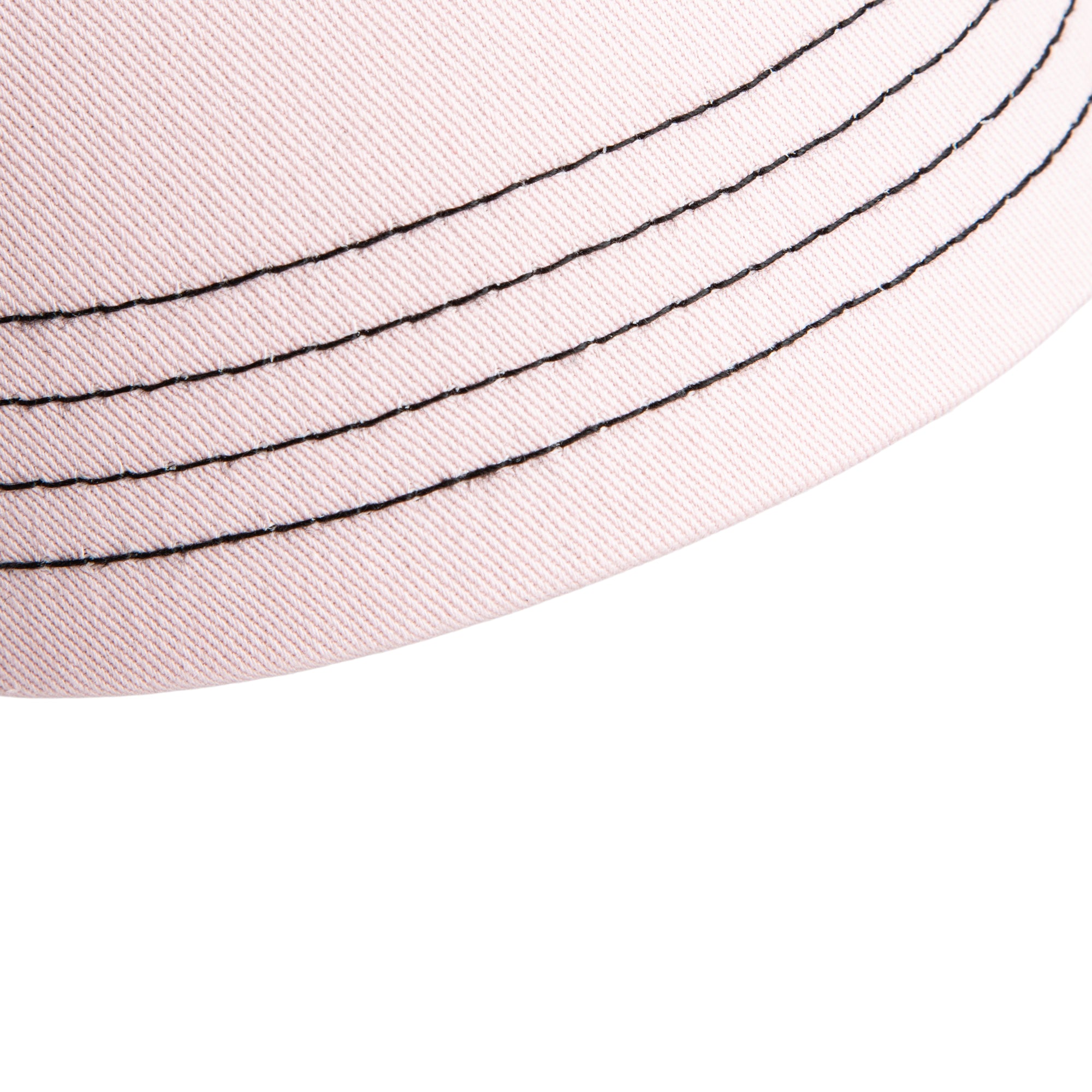 Goorin Bros tricolor trucker cap med multicolorerede paneler, justerbar snapback og meshopstrikket design.