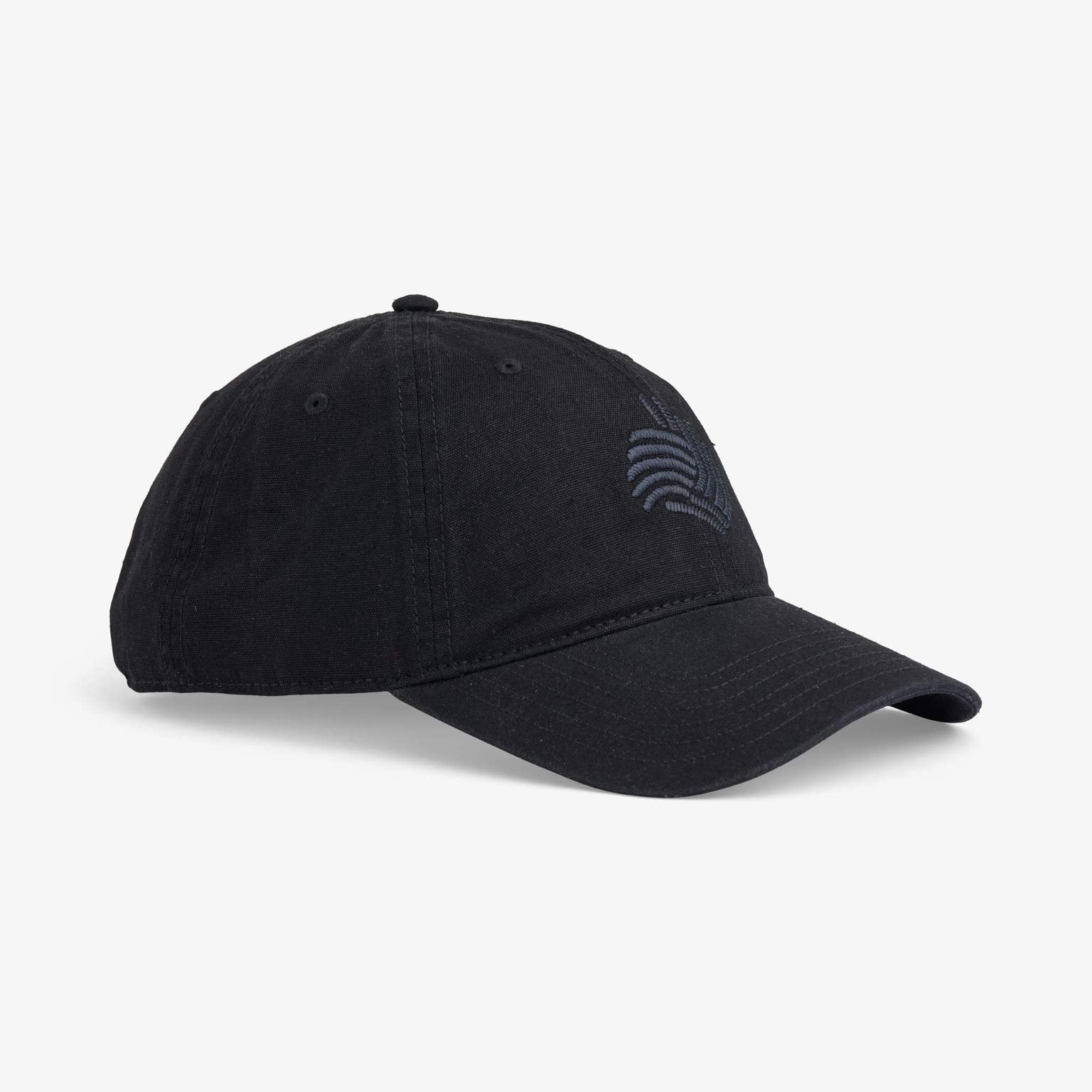 Sort Upfront Nordic Dad Cap med oppadgående bremse og logo, afslappet hovedbeklædning til udendørs brug.