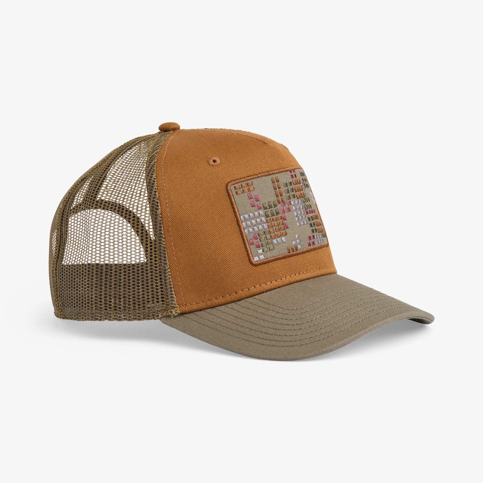 Upfront DAN A-Shape trucker cap i cognac med netbag og justerbart rem, sporty hovedbeklædning til udendørs brug.