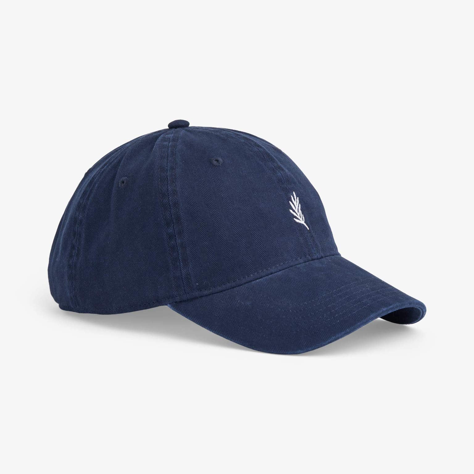 Upfront Nordic Darren navy dad cap med justerbart strop og sølvlogo foran, afslappet hovedbeklædning til daglig brug