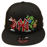Sort og pink New Era 9FIFTY snapback kasket med Yankees-logo og blomsterprint, UV-beskyttelse, foran vises capens design.