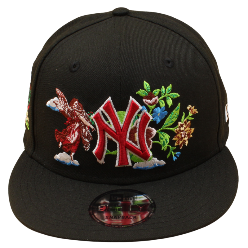 Sort og pink New Era 9FIFTY snapback kasket med Yankees-logo og blomsterprint, UV-beskyttelse, foran vises capens design.