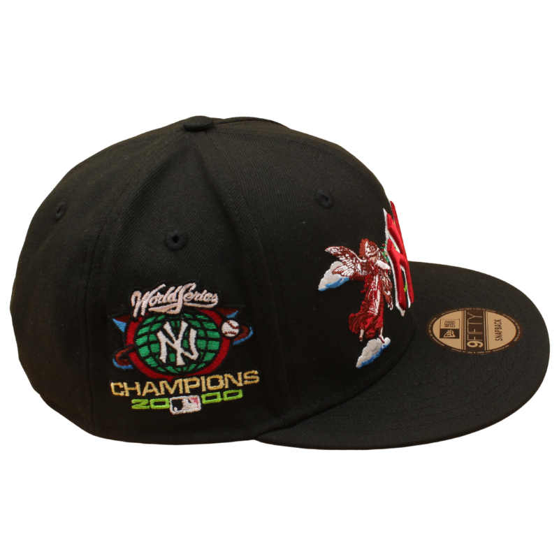 Sort New Era 9FIFTY snapback cap med New York Yankees logo og blomsterprint i pink og UV-mønster.