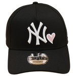 Sort New Era 9FORTY A-Frame kasket med Yankees-logo og sort hjertemønster.
