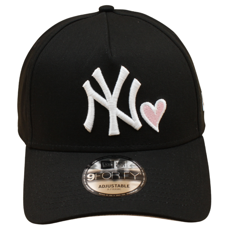 Sort New Era 9FORTY A-Frame kasket med Yankees-logo og sort hjertemønster.