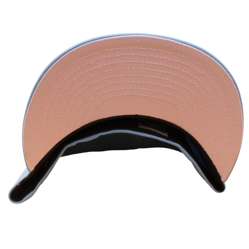 New Era 59FIFTY Yankees World Series 1962 cap med Birdseye blå og pink UV-mønster, detaljeret visning.