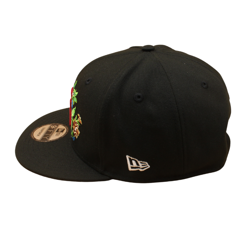 Sort og lyserød New Era 9FIFTY snapback cap med Yankees-logo og blomsterprint, UV-beskyttet og stilfuld til sport og fritid.