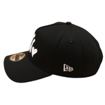 Sort New Era 9FORTY A-Frame Yankees cap med hjertemotiv og justerbar rem, sporty og stilfuld til fans af baseball.
