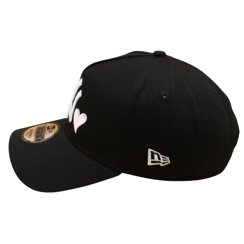 Sort New Era 9FORTY A-Frame Yankees cap med hjertemotiv og justerbar rem, sporty og stilfuld til fans af baseball.