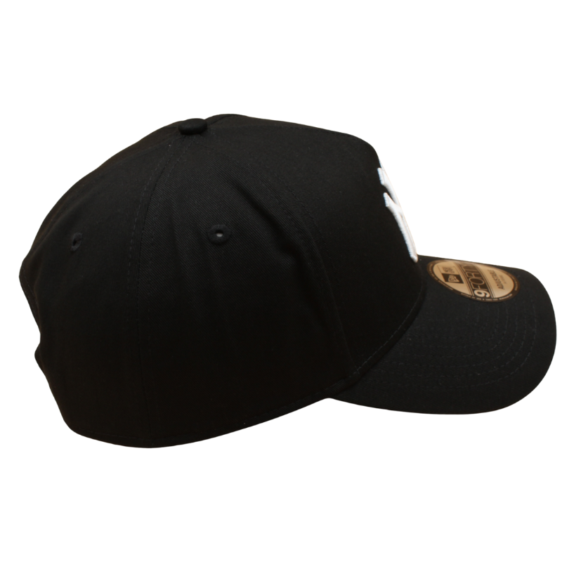 Sort New Era 9FORTY A-Frame Yankees cap med hjerte-embossing, justerbart brem og logo foran.