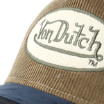 Von Dutch trucker cap med oval patch, shield design i brun, navy og beige, casual hovedbeklædning til mænd og kvinder