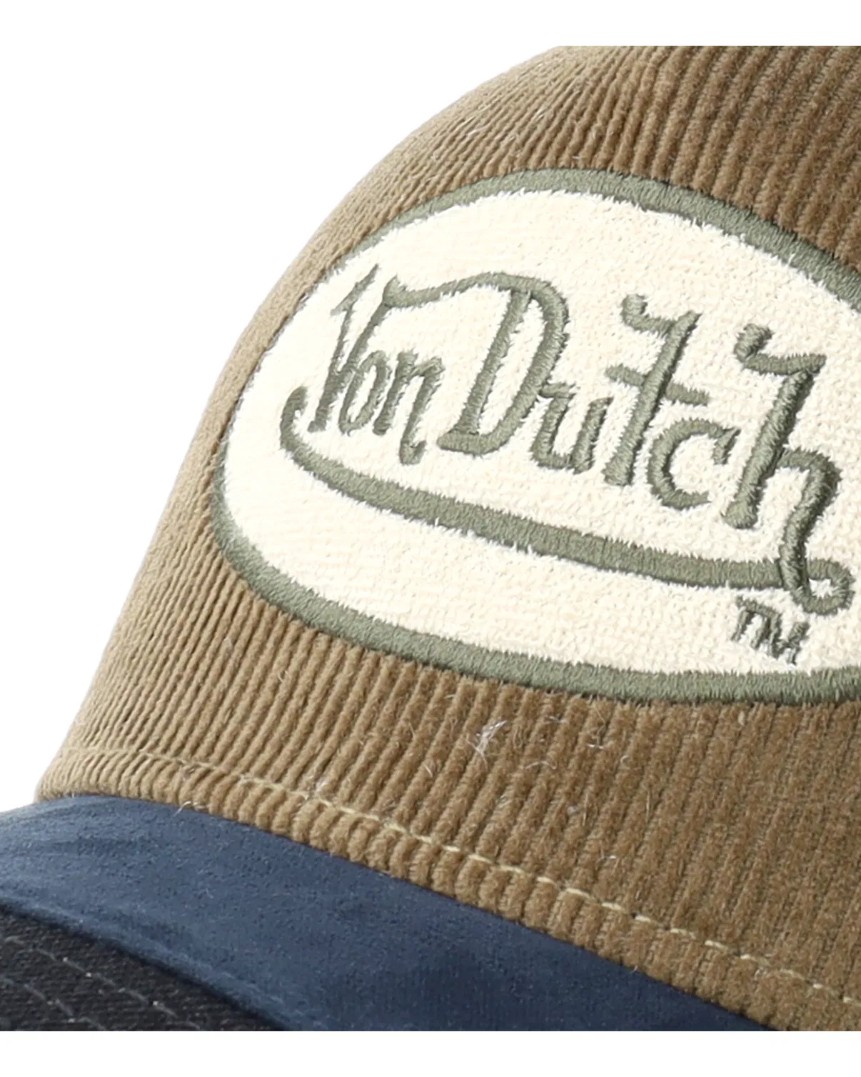 Von Dutch trucker cap med oval patch, shield design i brun, navy og beige, casual hovedbeklædning til mænd og kvinder