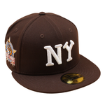 Sort New York Yankees 59FIFTY New Era kasket med brunt trælook, flat top og justerbar rem.