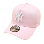 Pink New Era 9FORTY A-Frame New York Yankees cap med justerbar rem og logo foran.