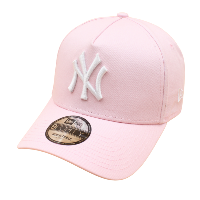 Pink New Era 9FORTY A-Frame New York Yankees cap med justerbar rem og logo foran.