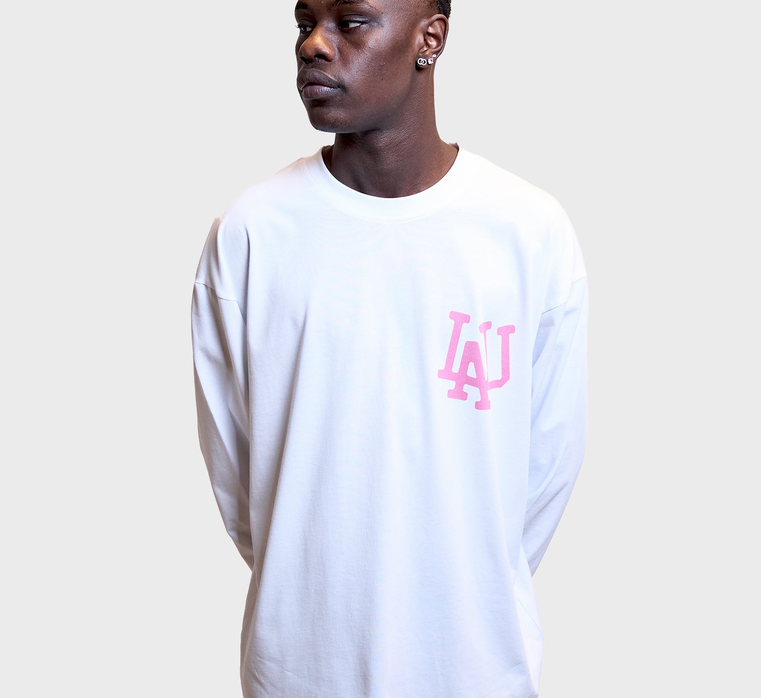 Lau Lau Biggie Tee LS langærmet T-shirt i hvid med logo-tryk, afslappet og stilfuld til hverdag.