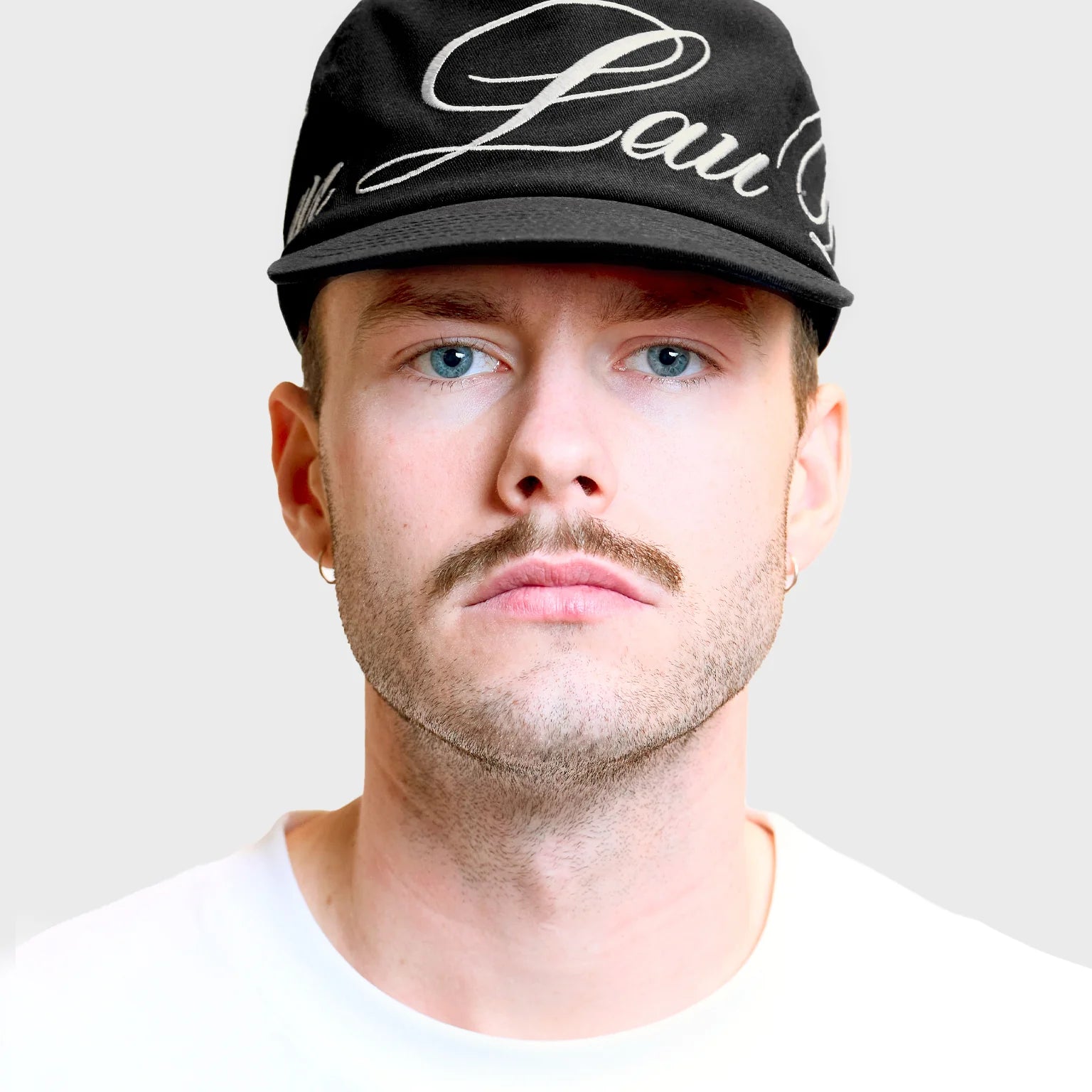 Lau Lau baseballkasket i sort med loop-design, afslappet stil og justerbar pasform, set fra front.