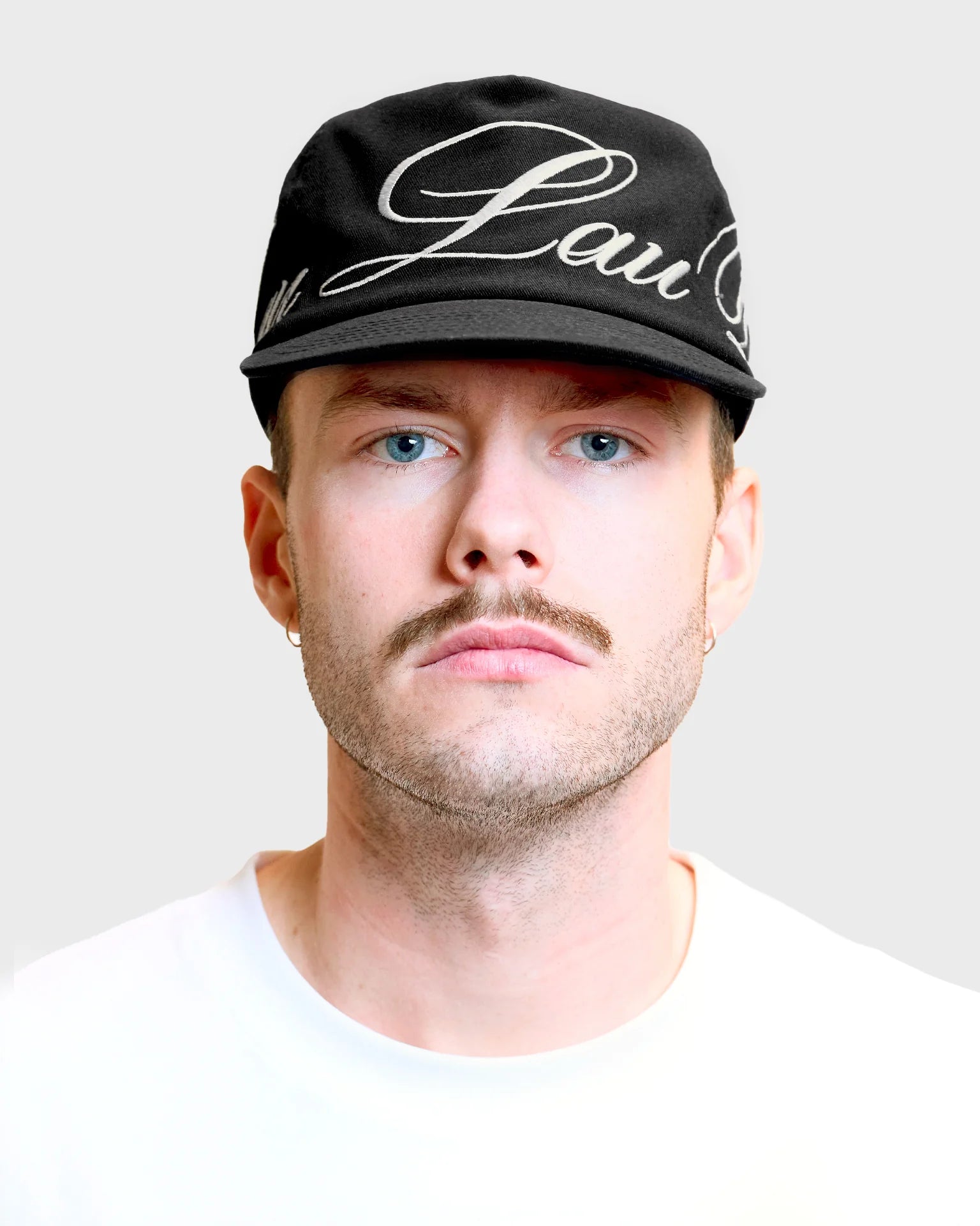 Lau Lau baseballkasket i sort med loop-design, afslappet stil og justerbar pasform, set fra front.