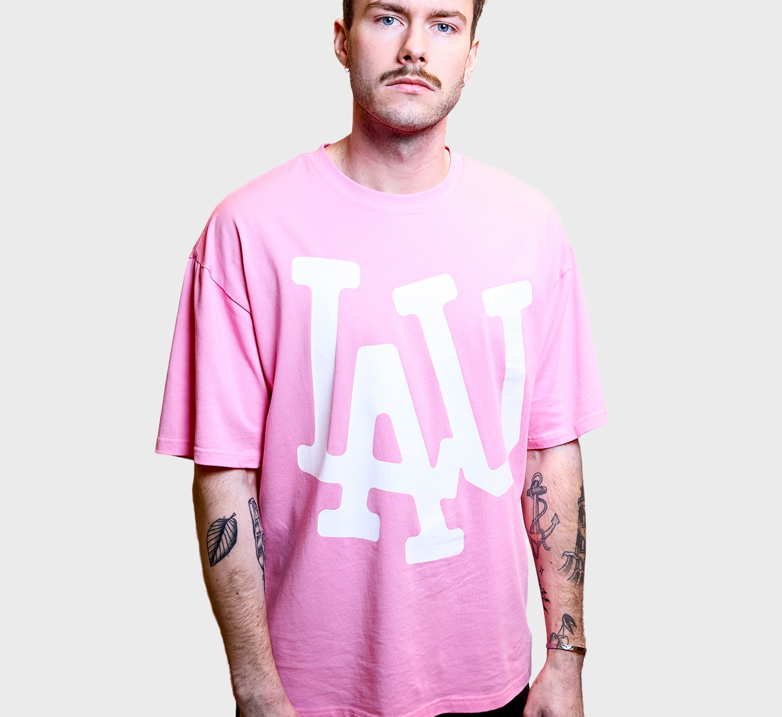 Lau Lau Biggie Tee SS T-shirt i lyserød med logo-tryk, afslappet pasform og blød bomuld til daglig brug