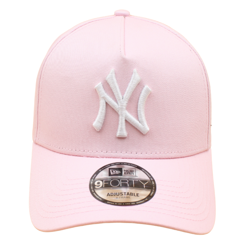 Pink New Era 9FORTY A-Frame cap med New York Yankees logo og justerbar rem foran.