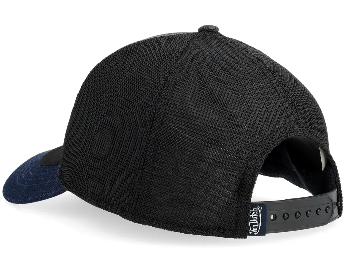 Von Dutch trucker cap i grå, sort og navy med oval patch og skjolddesign, casual hovedbeklædning til mænd.
