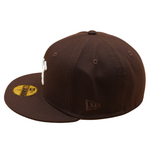 Sort New York Yankees 59FIFTY cap fra New Era med brunt trædetalje og flat top, synlig med visir og logo.