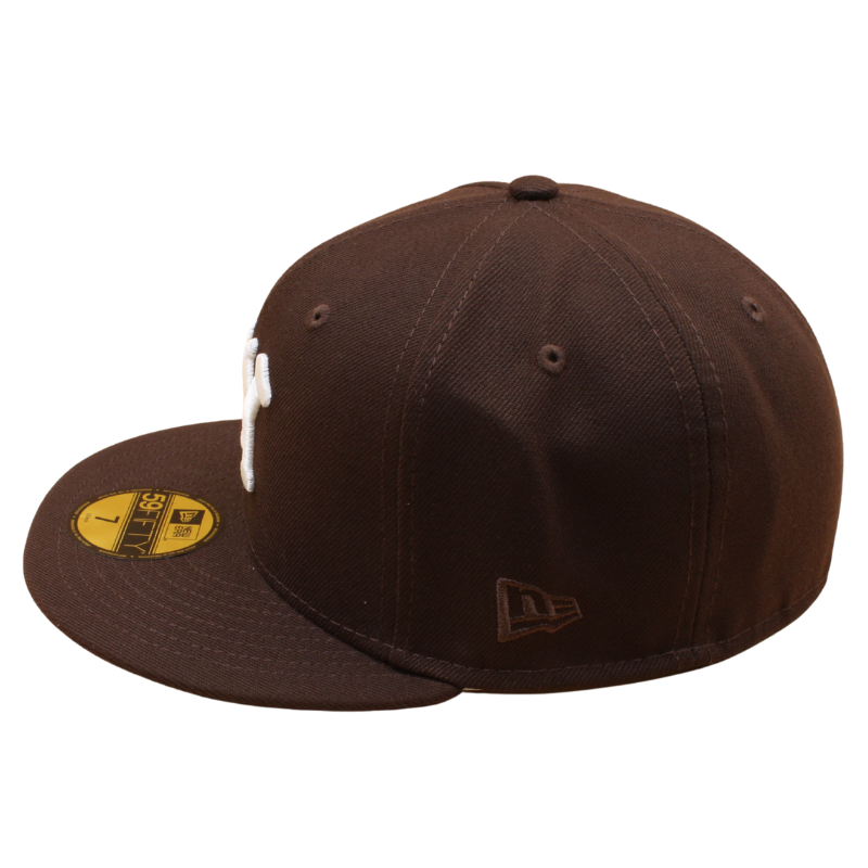 Sort New York Yankees 59FIFTY cap fra New Era med brunt trædetalje og flat top, synlig med visir og logo.