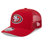New Era 49ers snapback cap i stretch mesh, sort med teamlogo, klassisk baseballstil, komfortabel og åndbar.
