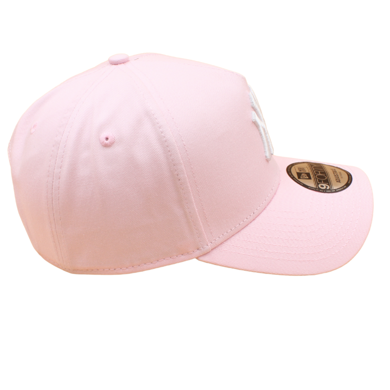 New Era 9FORTY A-Frame kasket med Yankees logo i lyserødt, justerbart cap til fans af baseball og sportmode