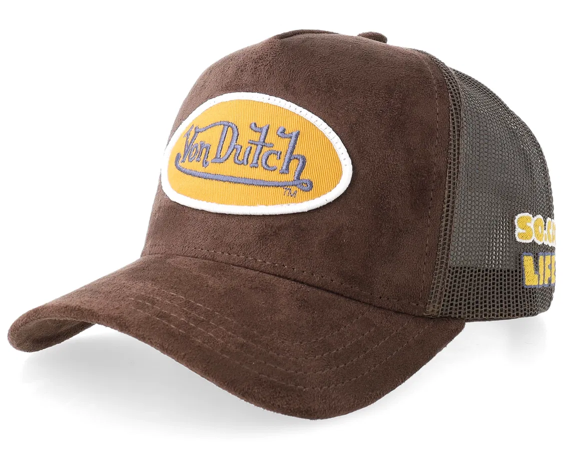 Mørkebrun Von Dutch trucker cap med oval patches i ruskind, justerbar rem og mesh baggrund.