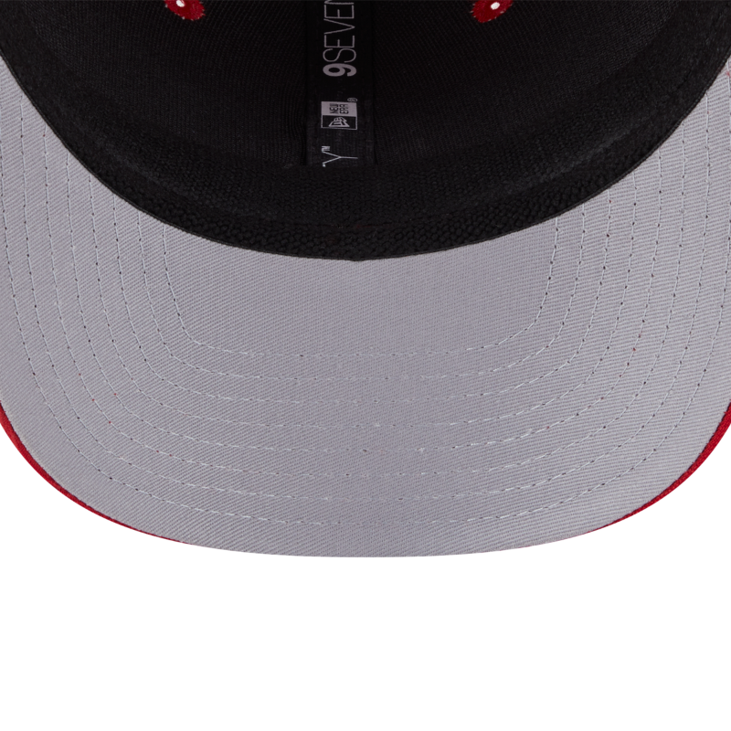Dækker en New Era 9SEVENTY stretch mesh snapback cap med San Francisco 49ers logo, sort og rød farve, afslappet stil.