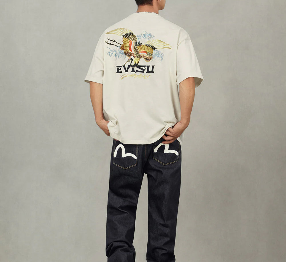 EVISU jeans med hvid sejlsvogelskrift, lommer og rå indigo farve, afslørende denimmateriale og klassisk pasform