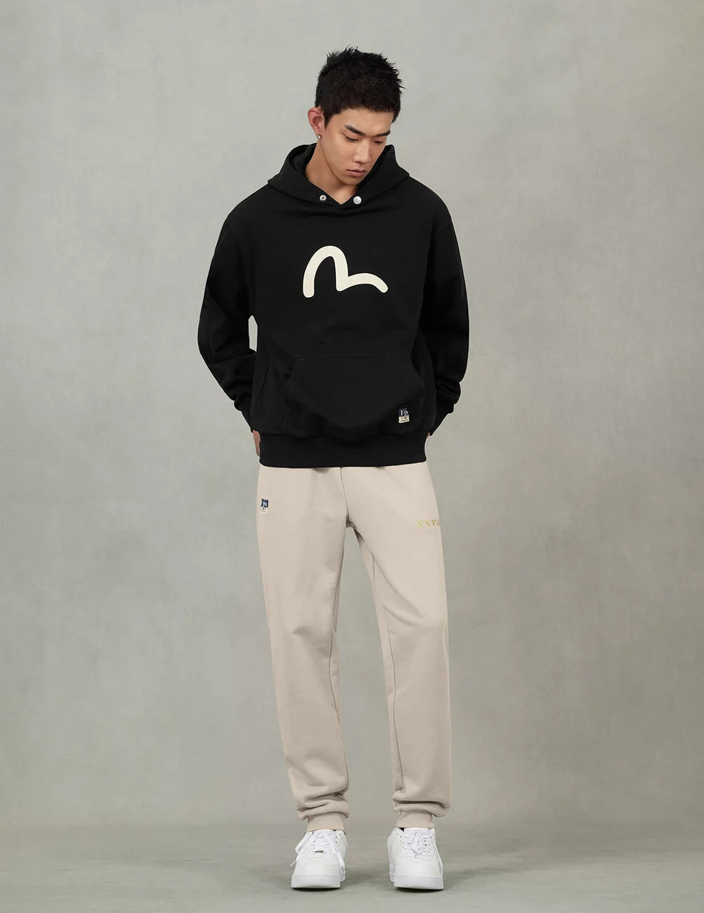 Sort EVISU hoodie med seagull print, afslappet crewneck i komfortabelt materiale, detaljeret design og logo på brystet