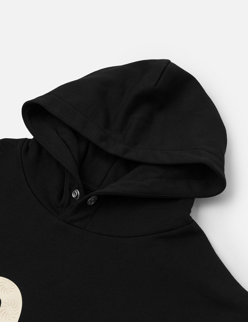 Sort EVISU hoodie med sejlsvag print, rund hals og komfortabel pasform, set foran mod kameraet.