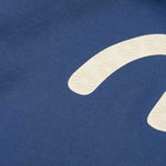 Dunk blå EVISU hoodie med sejlgullprint, komfortabel crewneck i blødt stof, afslappet stil og unikt design.