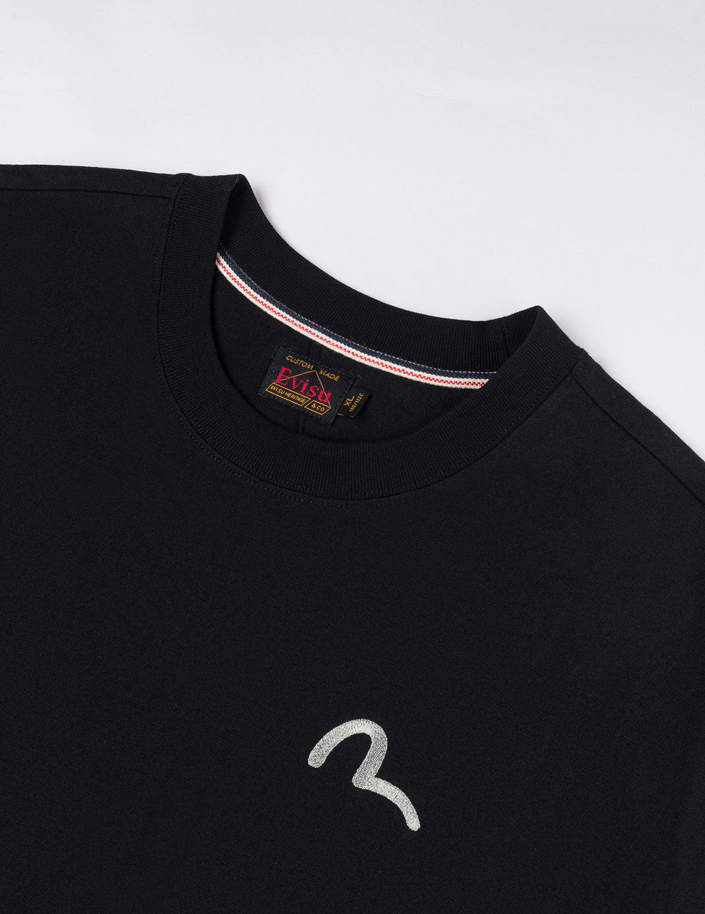 Sort EVISU T-shirt med sejlæge-illustration, kort ærme, afslappet pasform og logo detaljer.