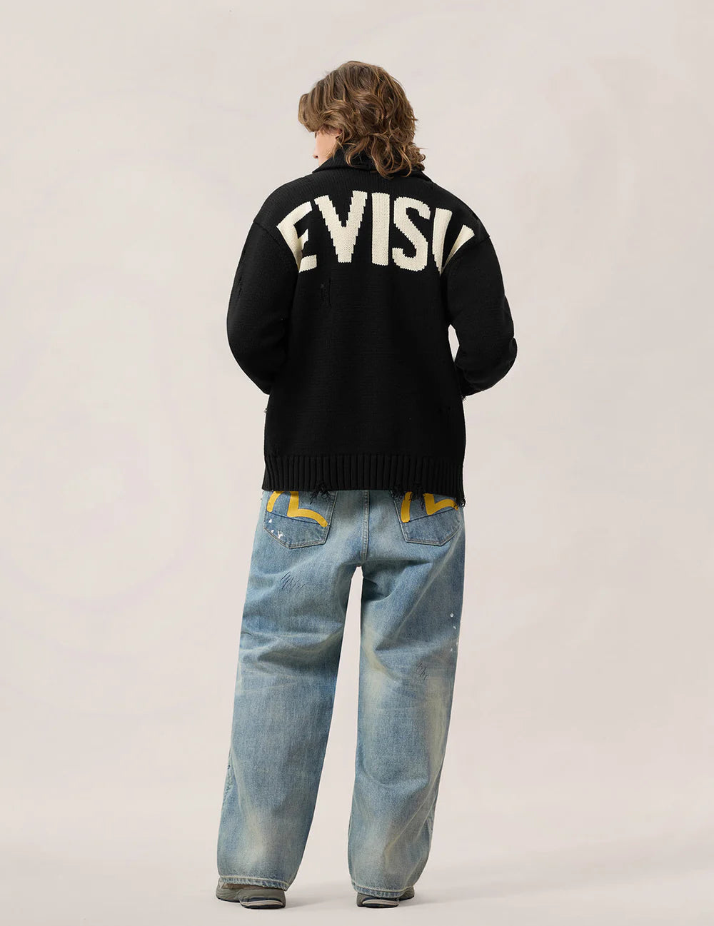 EVISU bomuld-blanding Cowichan cardigan jakke i sort, strikket design med ribkanter og knapper, her vist i et close-up billede