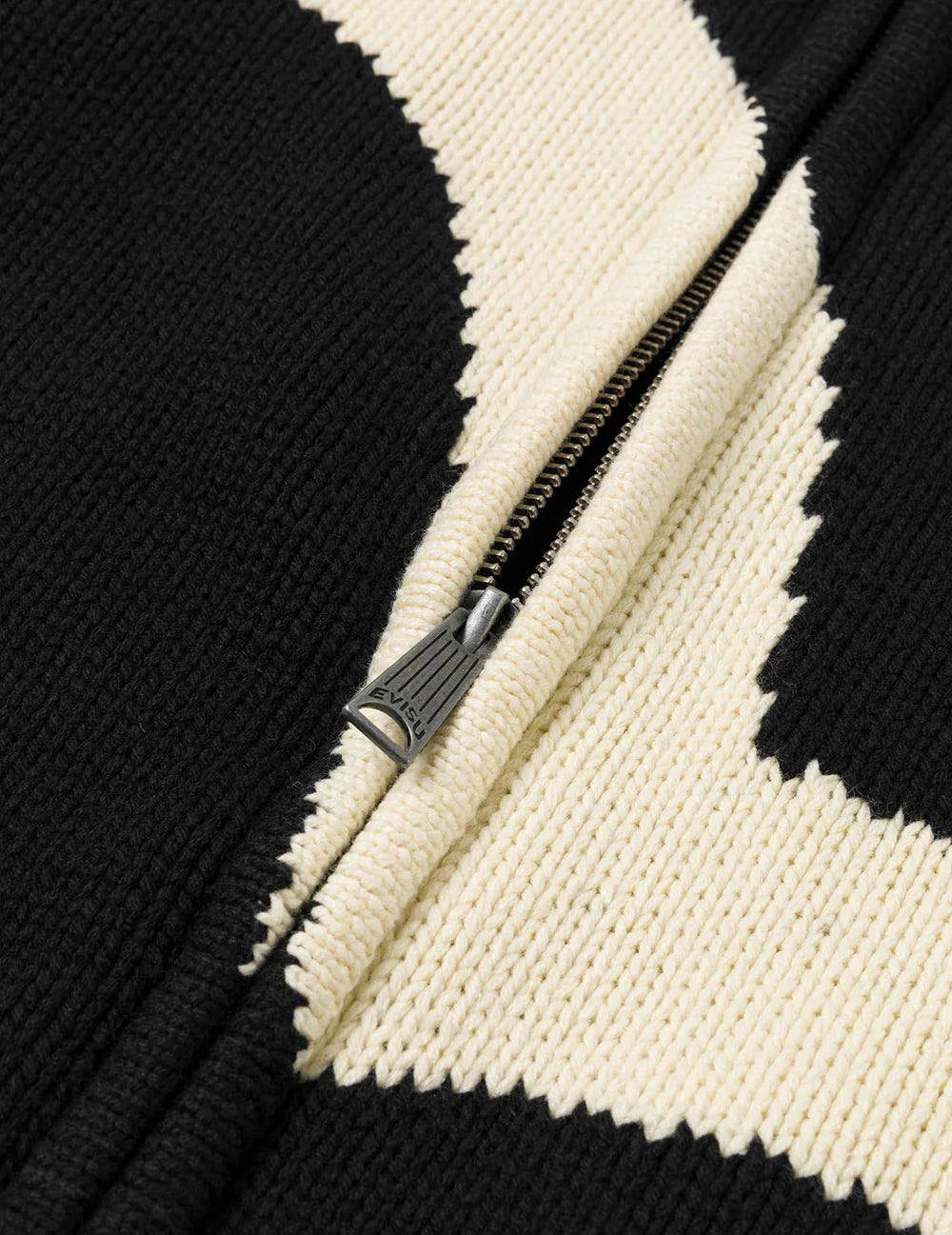 Sort EVISU bomuldsblandet Cowichan-cardigan i strikket design, vist i en afslappet, langærmet jakke.