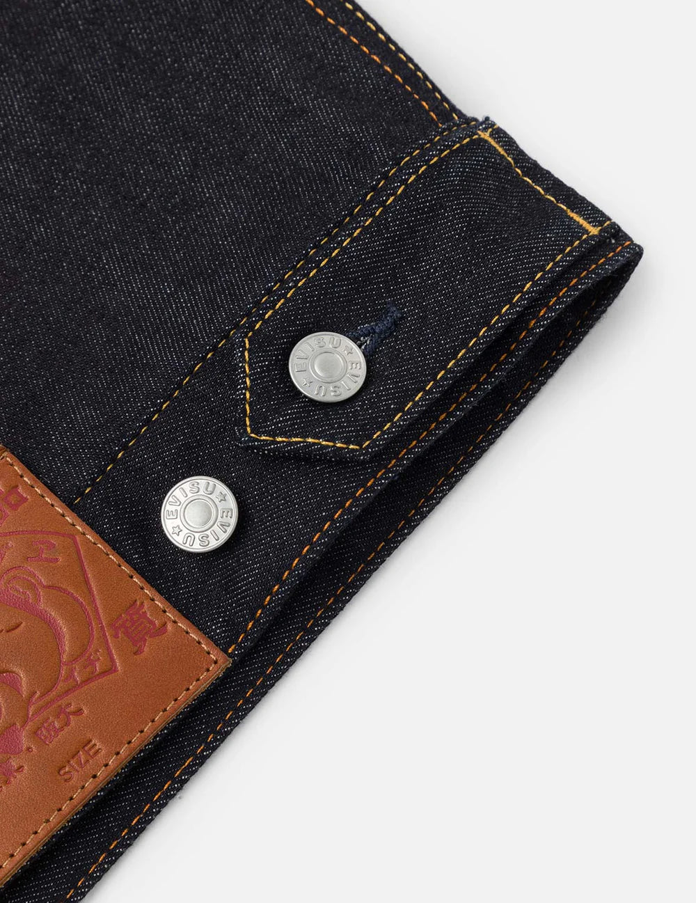 EVISU denimjakke med sejlgull print i rå indigo, langærmet jakke med fordybede syninger og vintage stil.
