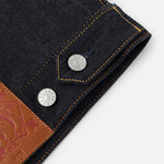 EVISU denimjakke med sejlgull print i rå indigo, langærmet jakke med fordybede syninger og vintage stil.