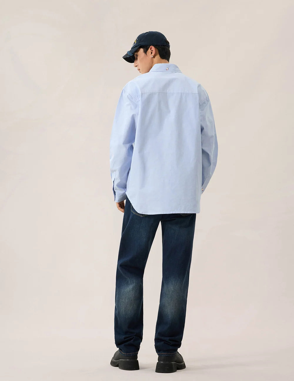 EVISU langærmet Oxford skjorte i blå med sort mågeskriftprint, klassisk stil og blød bomuldsfunktion.