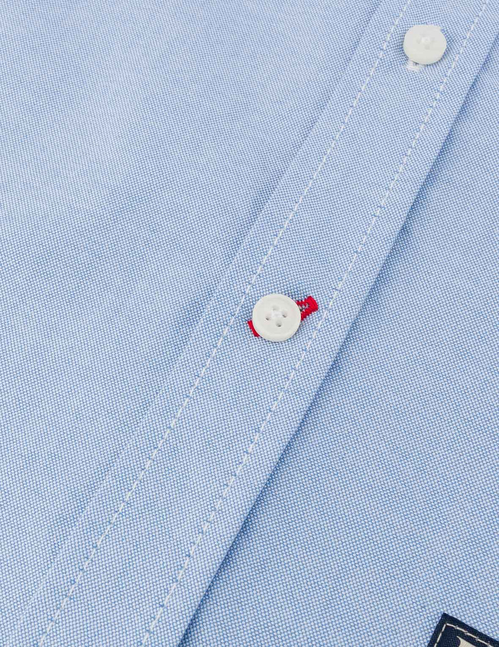 EVISU langærmet oxford skjorte i blå med sort mågeskrift print, afslappet stil og klassisk krave.