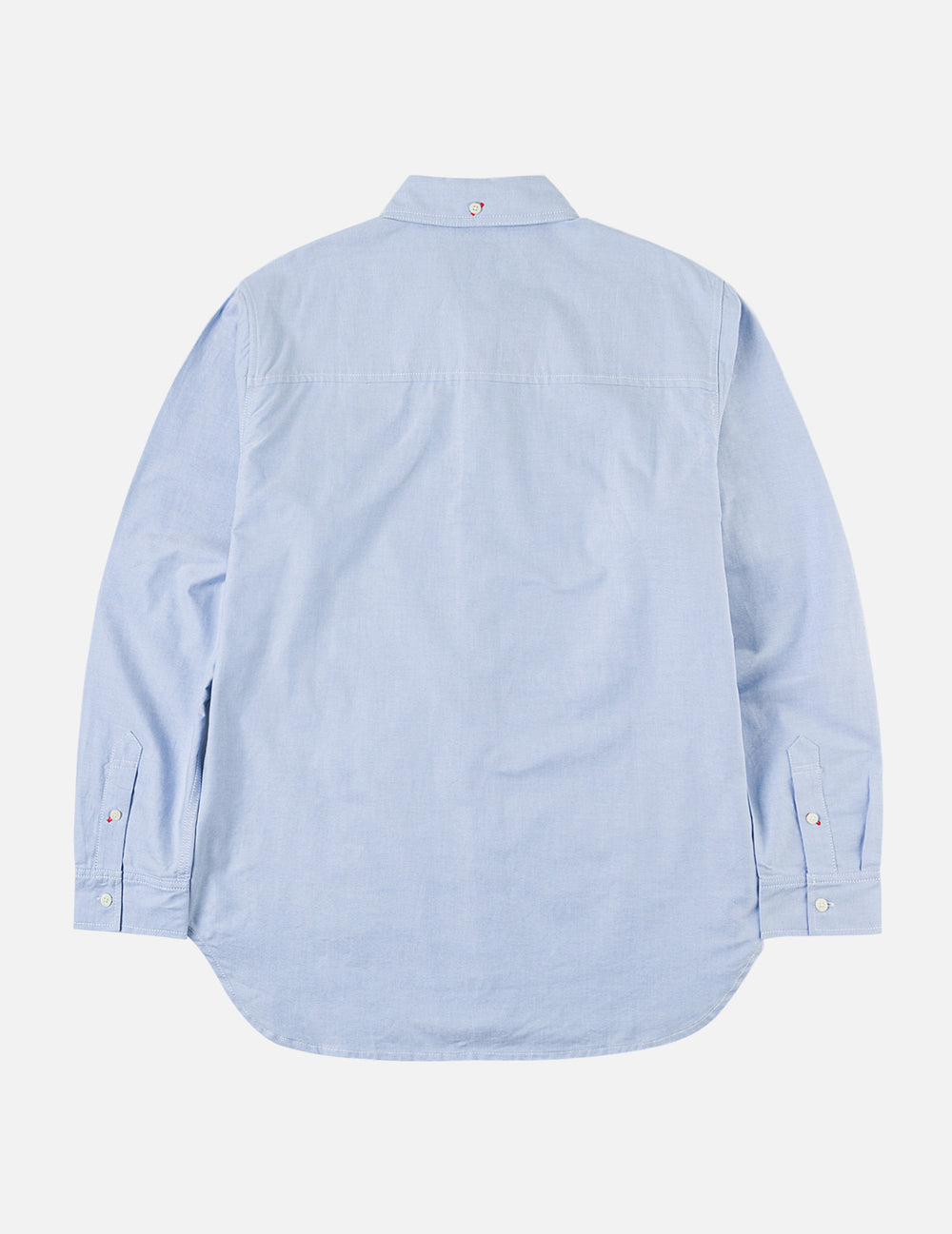 EVISU langærmet Oxford skjorte i blå med sort mågeskriftprint, hervist i et close-up billede.