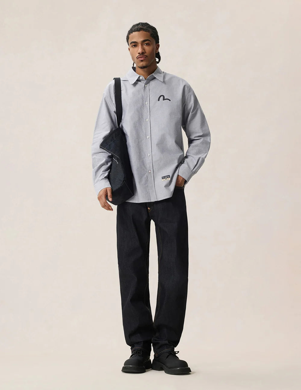Grå EVISU Oxford skjorte med sort mågeskulpturprint, langærmet, casual herreskjorte i bomuld, detaljeret design.