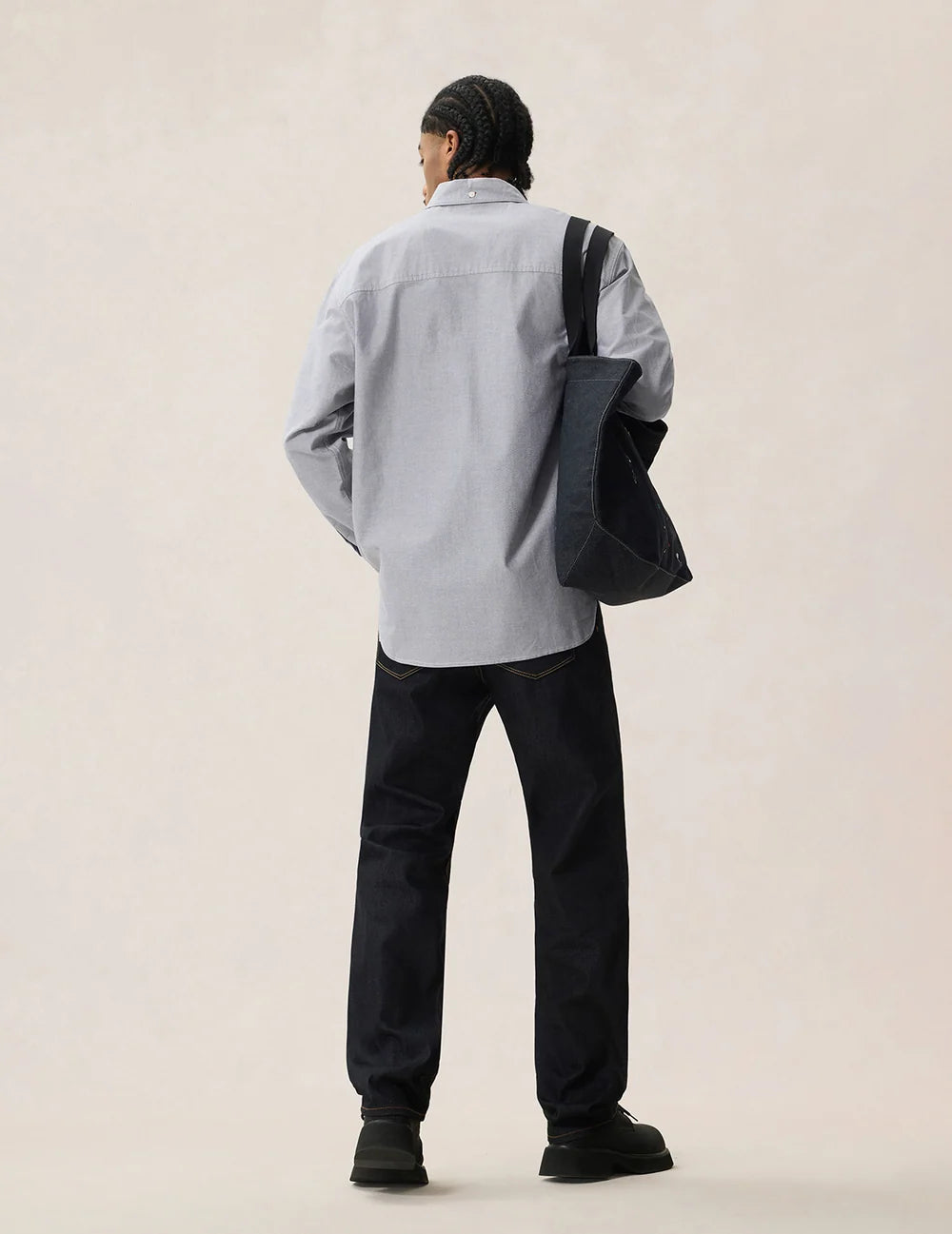 Grå EVISU Oxford skjorte med sort mågeskrift print, langærmet herreskjorte i klassisk stil.