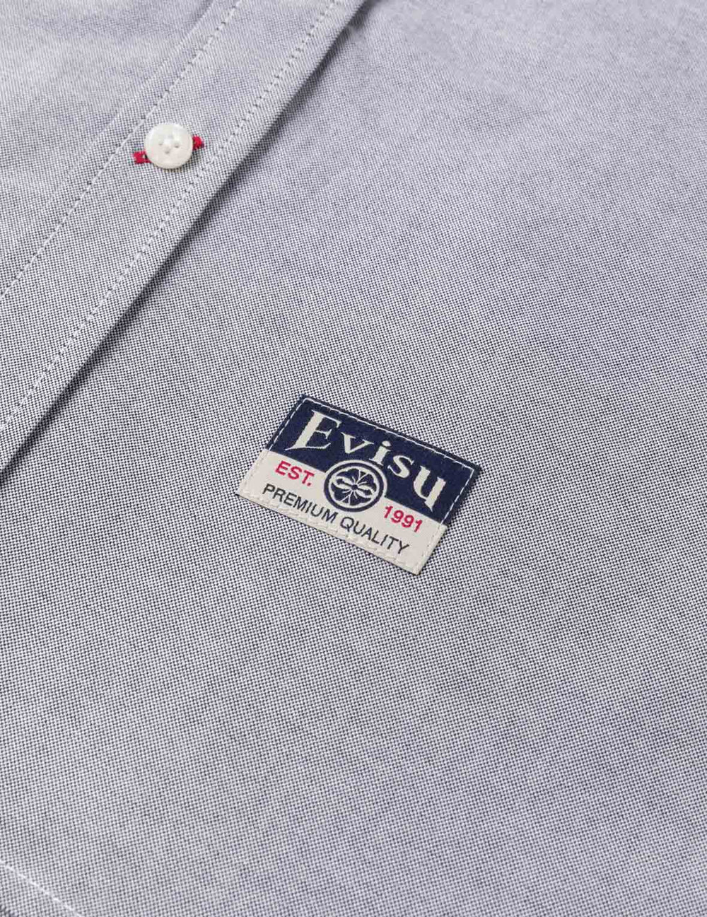 Grå EVISU Oxford skjorte med sort mågeskriftprint, langærmet herre- eller damebluse med klassisk design.