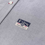 Grå EVISU Oxford skjorte med sort mågeskriftprint, langærmet herre- eller damebluse med klassisk design.