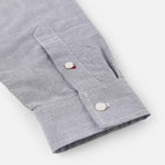 Grå EVISU Oxford skjorte med sort mågeskriftprint, langærmet herre shirt i klassisk stil og komfortabelt materiale.